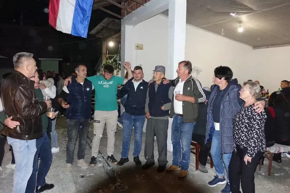 Slavonska fešta za pamćenje: Rođeni blizanci Bruno i Borna, slavilo se uz perje, pjesmu i 90. rođendan pradjeda