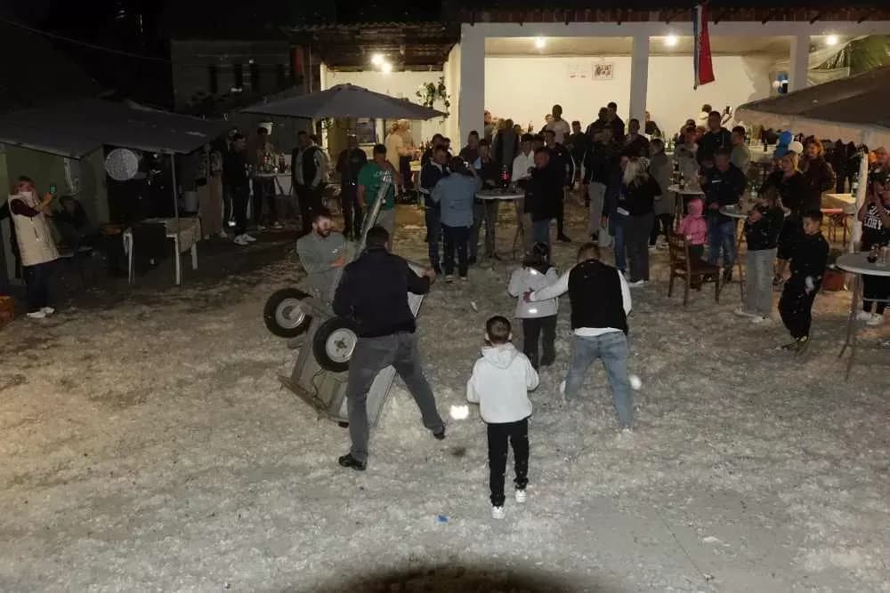 Slavonska fešta za pamćenje: Rođeni blizanci Bruno i Borna, slavilo se uz perje, pjesmu i 90. rođendan pradjeda