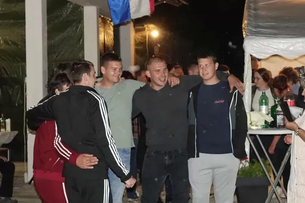 Slavonska fešta za pamćenje: Rođeni blizanci Bruno i Borna, slavilo se uz perje, pjesmu i 90. rođendan pradjeda