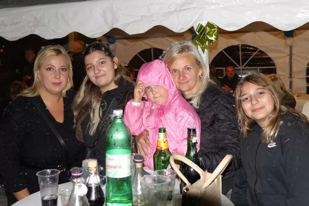 Slavonska fešta za pamćenje: Rođeni blizanci Bruno i Borna, slavilo se uz perje, pjesmu i 90. rođendan pradjeda
