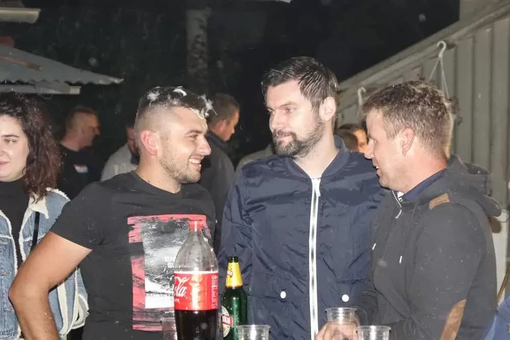 Slavonska fešta za pamćenje: Rođeni blizanci Bruno i Borna, slavilo se uz perje, pjesmu i 90. rođendan pradjeda