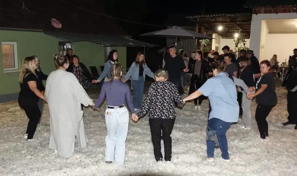 Slavonska fešta za pamćenje: Rođeni blizanci Bruno i Borna, slavilo se uz perje, pjesmu i 90. rođendan pradjeda