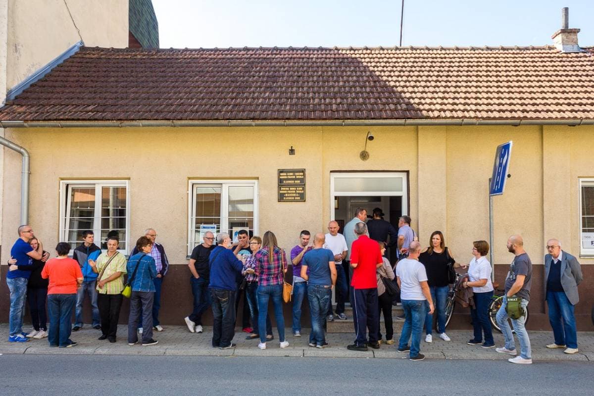 Požeške učenice Ekonomske škole Tena Jurić i Tina Jurić sa profesoricom Jelenom Kovačević na  Festivalu jezika EK u Zagrebu