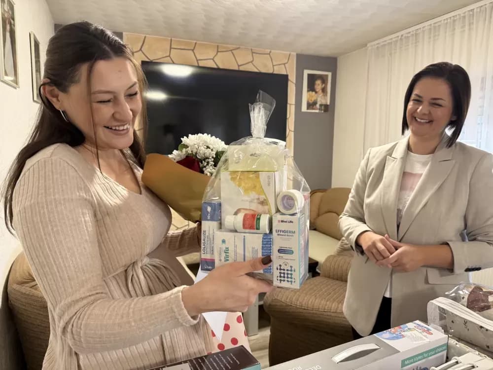 Slavonski Brod nastavlja tradiciju: još pet obitelji primilo opremu za bebe