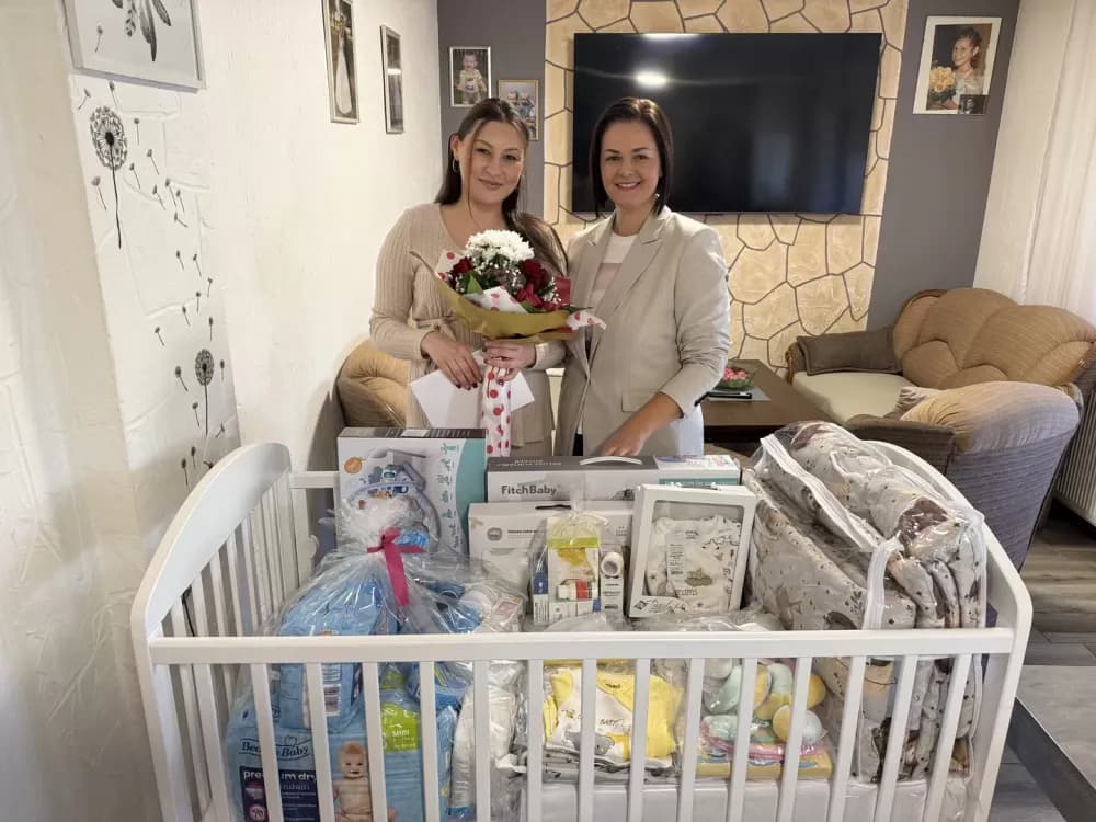 Slavonski Brod nastavlja tradiciju: još pet obitelji primilo opremu za bebe