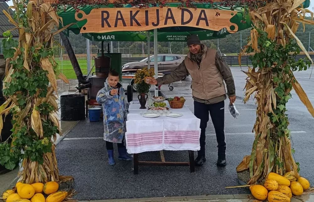 Slavila rakija, tradicija i pjesma: U Podcrkavlju održana 16. „Rakijada“