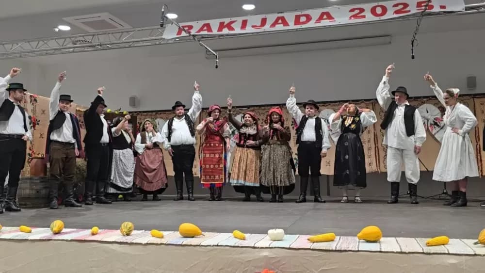 Slavila rakija, tradicija i pjesma: U Podcrkavlju održana 16. „Rakijada“
