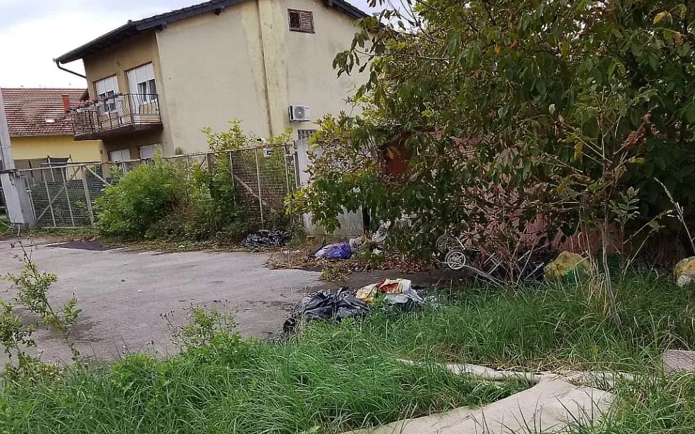 Gomila se divlje smetlište u Zagorskoj, osim susjeda nitko od pozvanih ne reagira