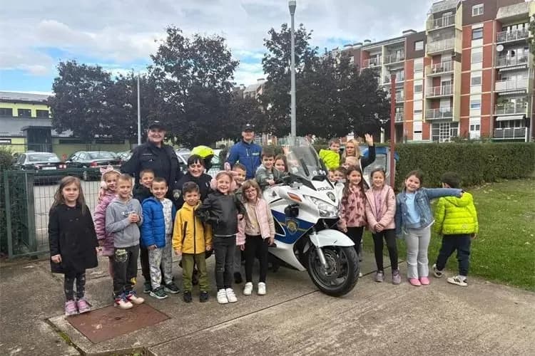 „Ljubav djeci prije svega!“ - policijski službenici posjetili mališane u sklopu Dječjeg tjedna