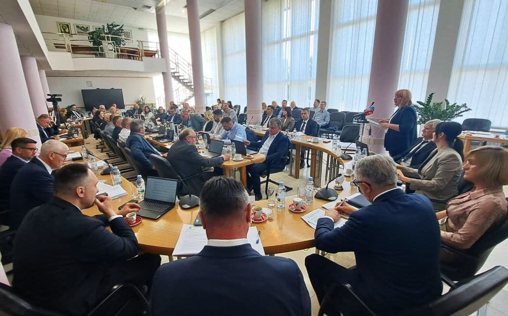 Vijećnici na 6. sjednici Skupštine Brodsko-posavske županije raspravljali o školstvu, zdravstvu, politici u Novoj Gradiški...