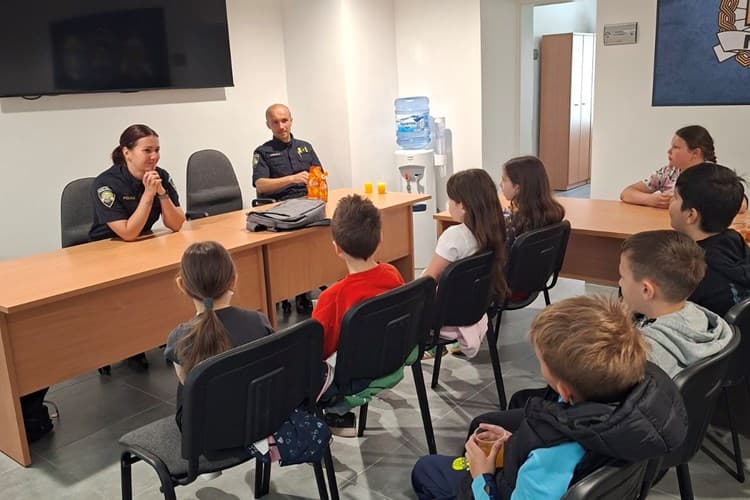 Učenici iz Nove Gradiške u posjetu policiji: Upoznali opremu i posao službenika