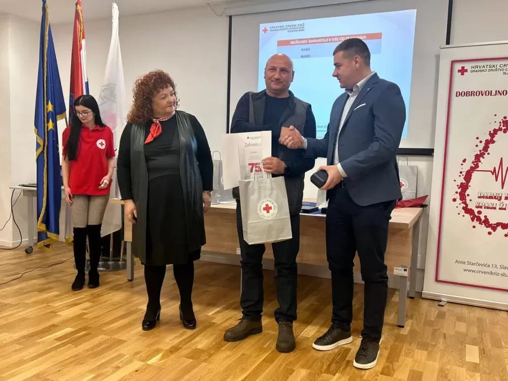 Gradsko društvo Crvenog križa dodijelio priznanja višestrukim darivateljima krvi