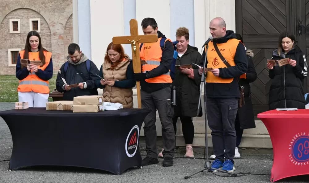 Više od 1500 mladih hodalo za Kristovim križem od Slavonskog Broda do Dragotine