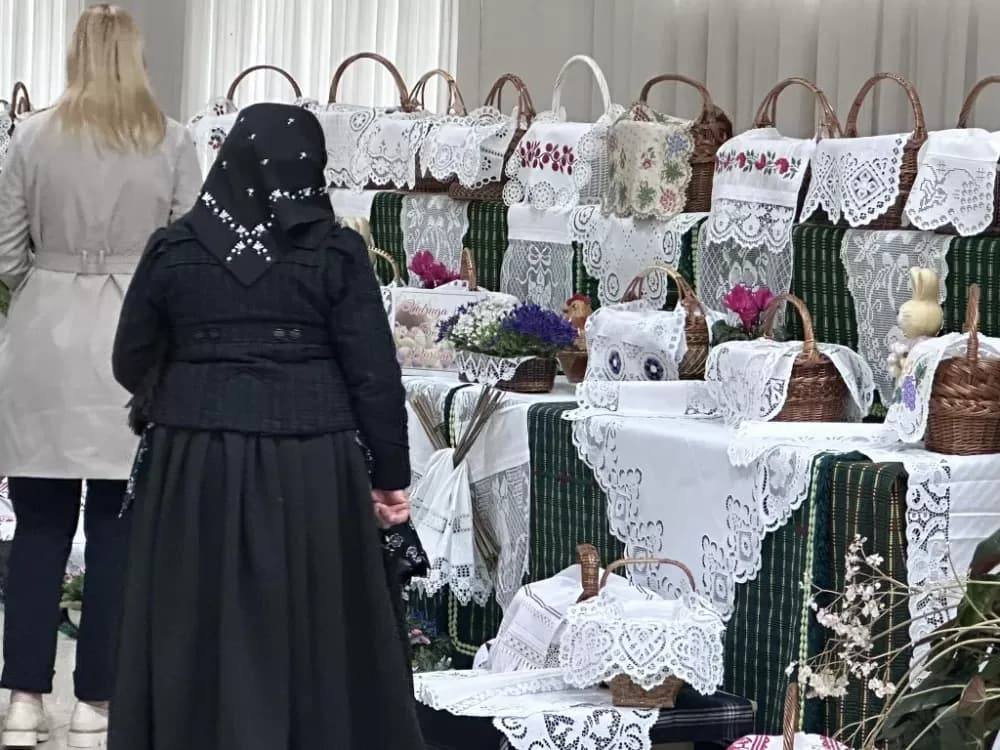 (FOTOGALERIJA) Korpice koje pričaju priču – Oprisavci u uskrsnom ruhu
