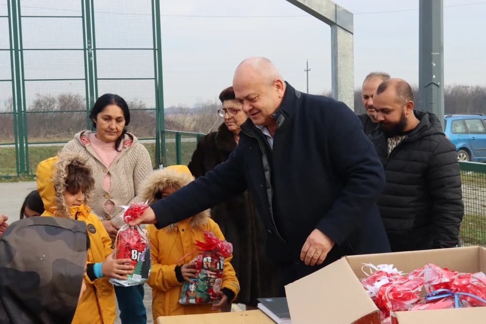 Duspara u Romskom naselju podijelio paketiće
