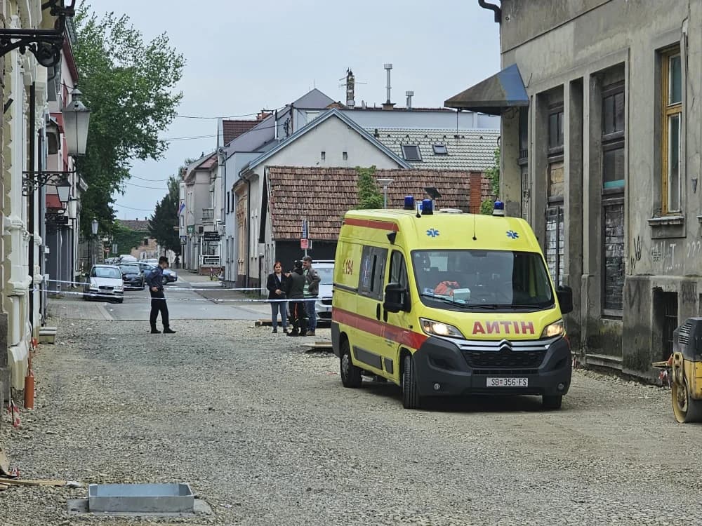 Ubojstvo u centru Sl. Broda: Na terenu hitna i policija