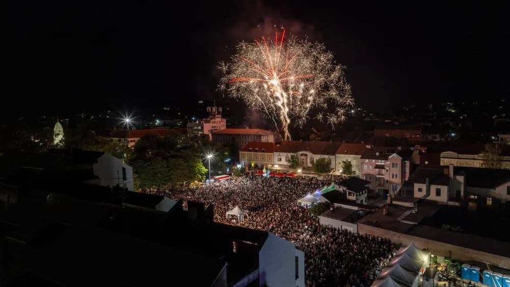 POGLEDAJTE FOPOGLEDAJTE FOTKE: Ovo možemo samo mi! Još jedan spektakl u N. Gradiški