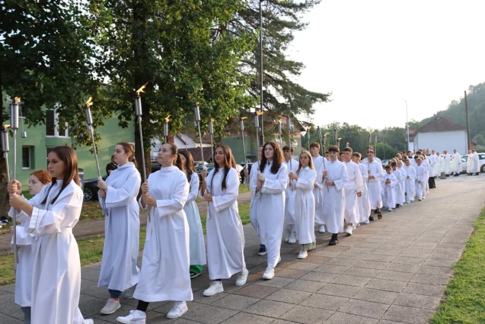 HODOČAŠĆE U VOĆIN: Euharistijskim slvljem i zavjetnom procesijom proslavljena Nebeska Majka
