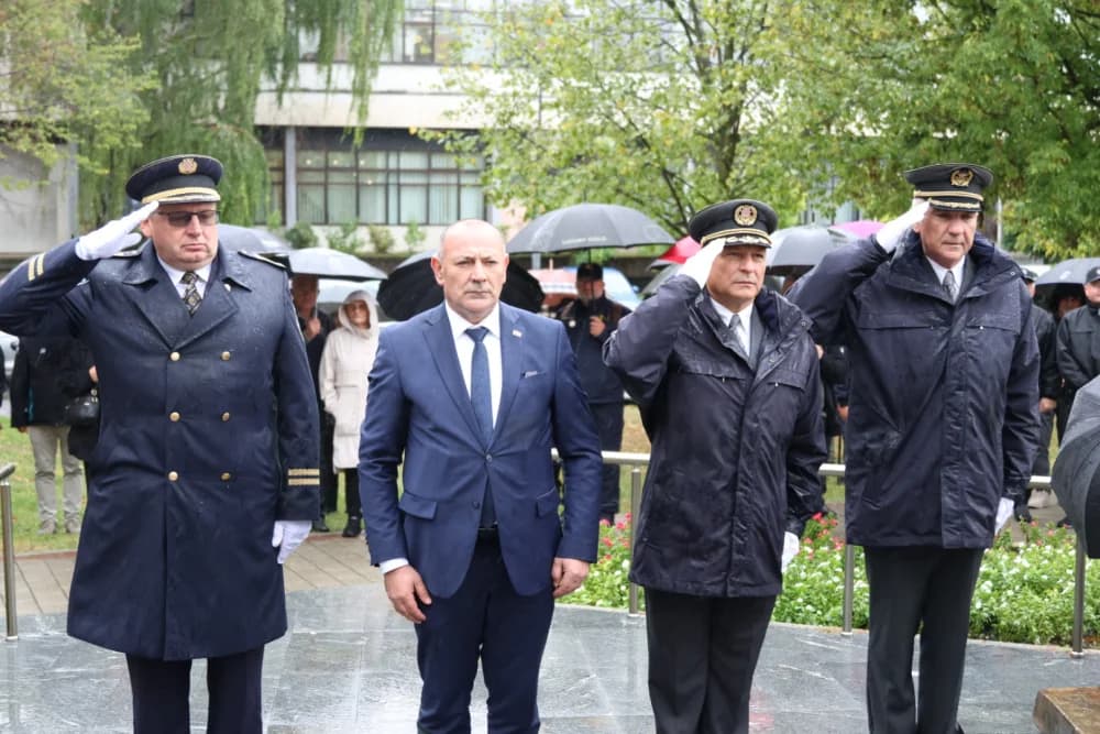 Položeni vijenci i zapaljene svijeće ispred Spomenika poginulim braniteljima na Trgu Stjepana Miletića