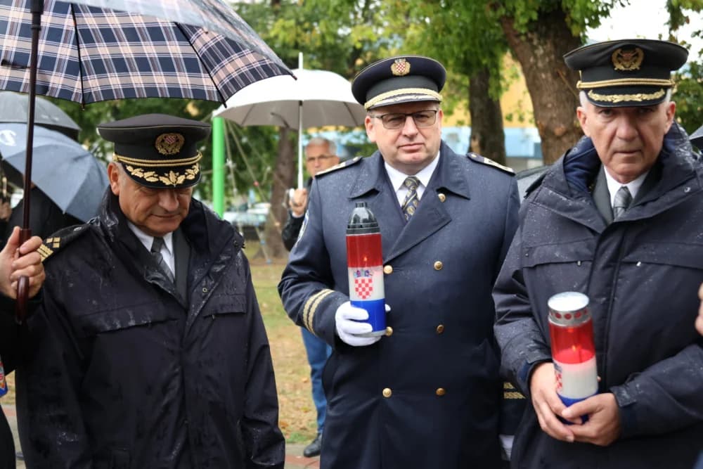 Položeni vijenci i zapaljene svijeće ispred Spomenika poginulim braniteljima na Trgu Stjepana Miletića