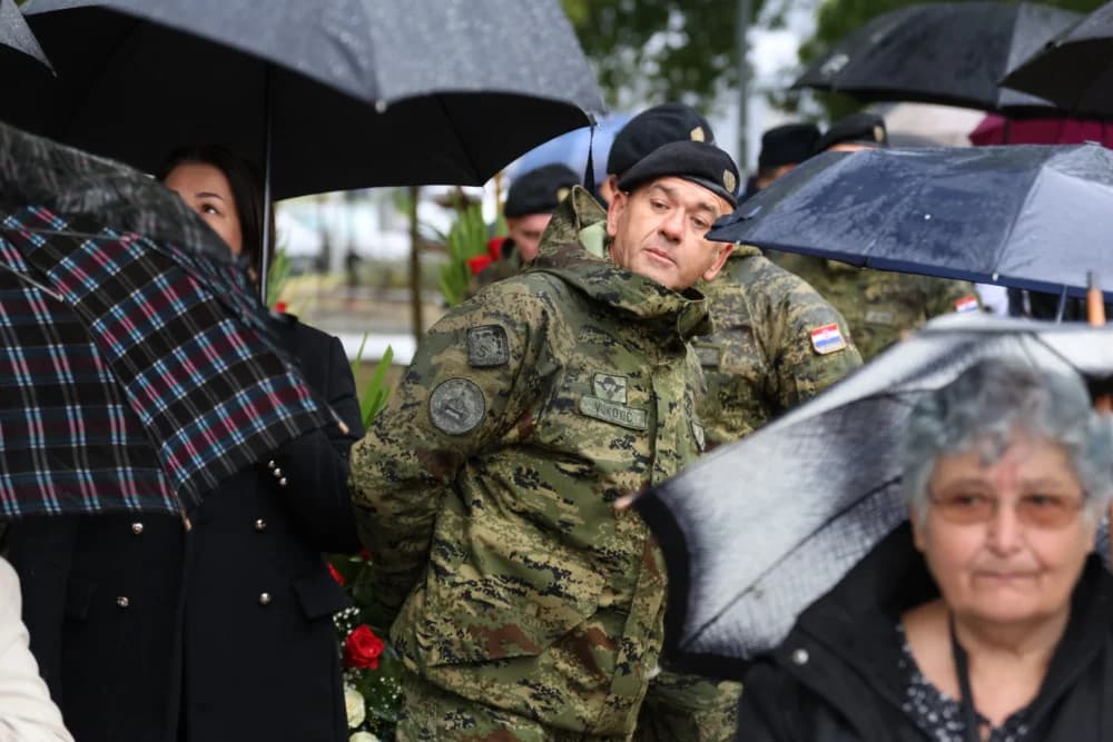 Položeni vijenci i zapaljene svijeće ispred Spomenika poginulim braniteljima na Trgu Stjepana Miletića