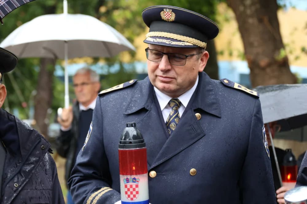 Položeni vijenci i zapaljene svijeće ispred Spomenika poginulim braniteljima na Trgu Stjepana Miletića