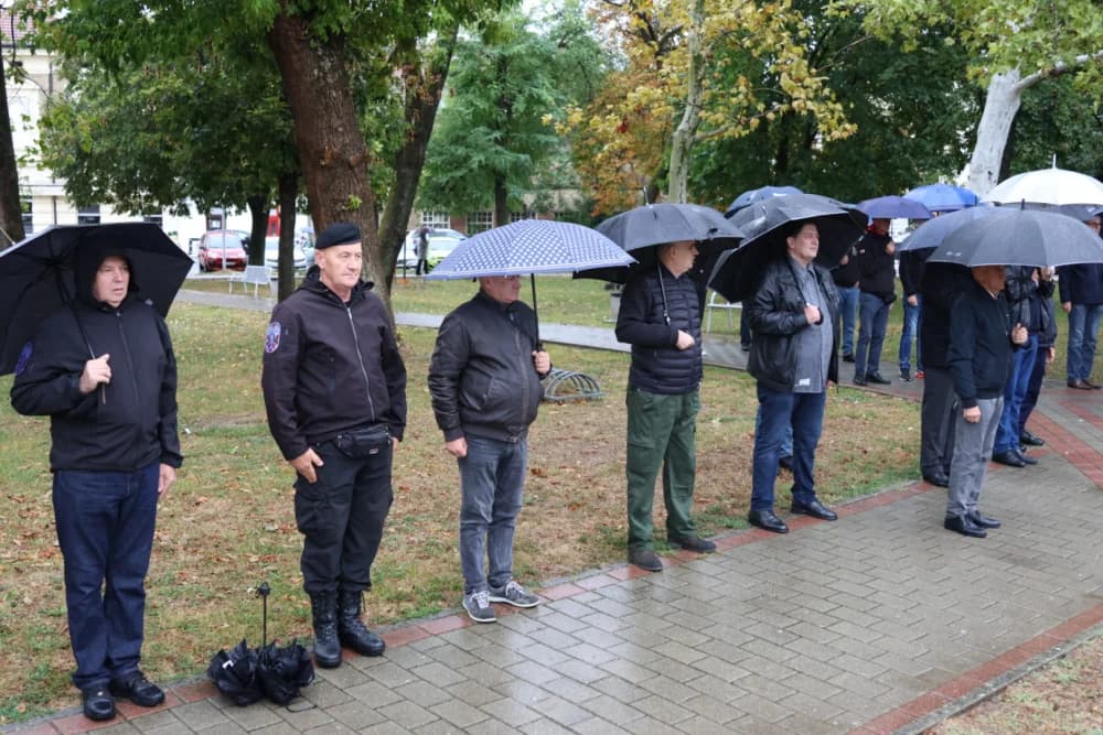 Položeni vijenci i zapaljene svijeće ispred Spomenika poginulim braniteljima na Trgu Stjepana Miletića