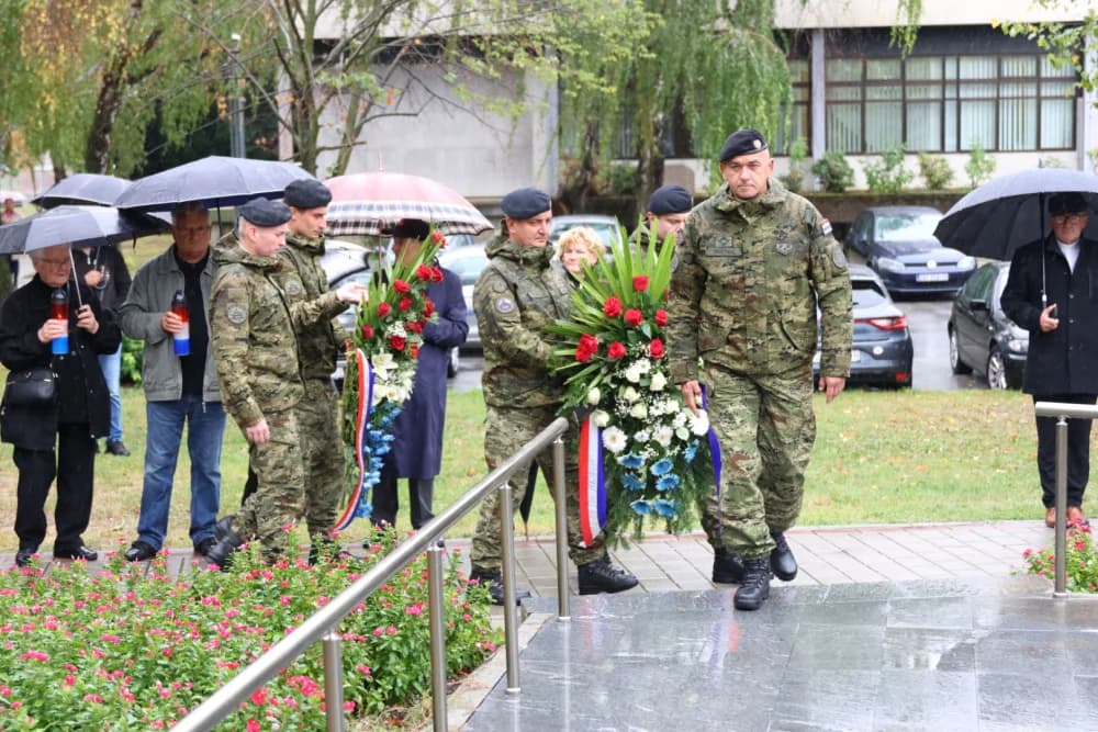 Položeni vijenci i zapaljene svijeće ispred Spomenika poginulim braniteljima na Trgu Stjepana Miletića