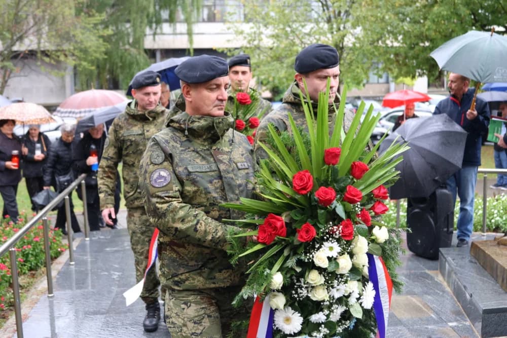 Položeni vijenci i zapaljene svijeće ispred Spomenika poginulim braniteljima na Trgu Stjepana Miletića