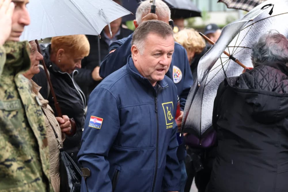 Položeni vijenci i zapaljene svijeće ispred Spomenika poginulim braniteljima na Trgu Stjepana Miletića