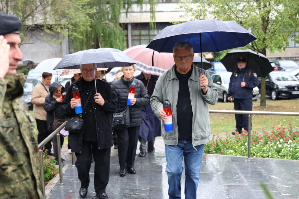 Položeni vijenci i zapaljene svijeće ispred Spomenika poginulim braniteljima na Trgu Stjepana Miletića