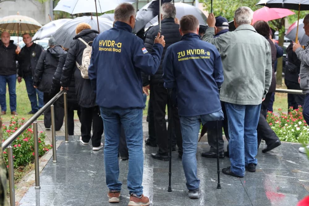 Položeni vijenci i zapaljene svijeće ispred Spomenika poginulim braniteljima na Trgu Stjepana Miletića