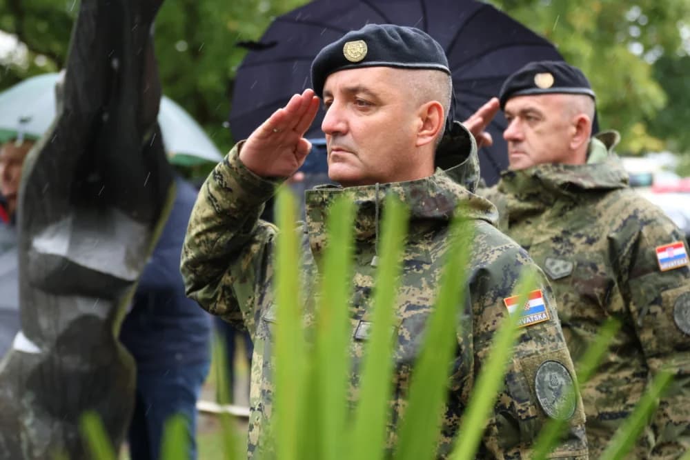 Položeni vijenci i zapaljene svijeće ispred Spomenika poginulim braniteljima na Trgu Stjepana Miletića