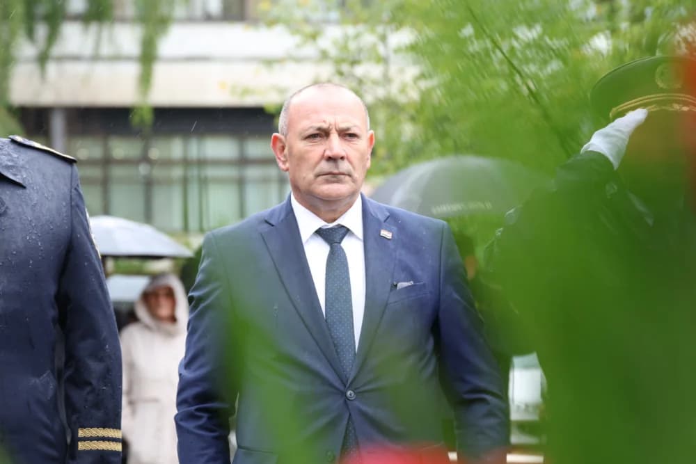 Položeni vijenci i zapaljene svijeće ispred Spomenika poginulim braniteljima na Trgu Stjepana Miletića