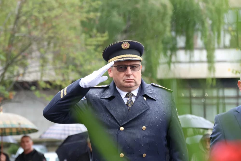 Položeni vijenci i zapaljene svijeće ispred Spomenika poginulim braniteljima na Trgu Stjepana Miletića