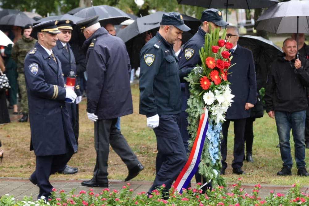 Položeni vijenci i zapaljene svijeće ispred Spomenika poginulim braniteljima na Trgu Stjepana Miletića