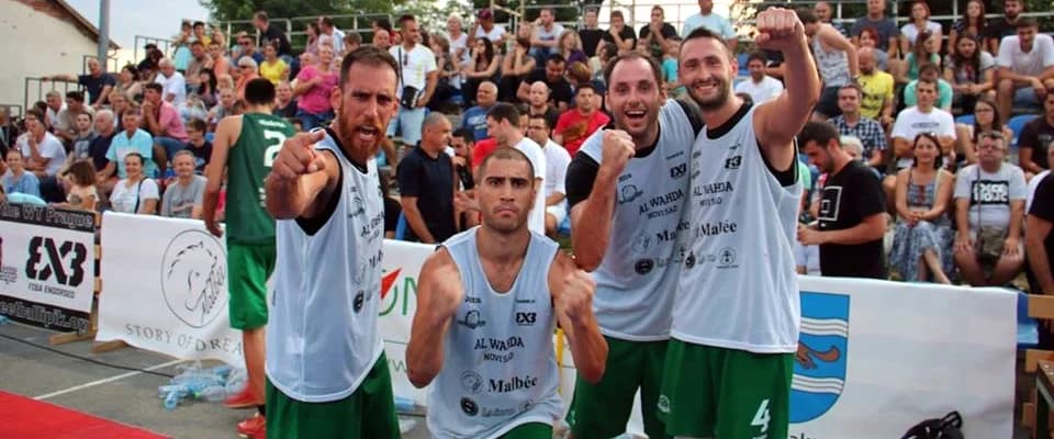 Položeni vijenci i zapaljene svijeće ispred Spomenika poginulim braniteljima na Trgu Stjepana Miletića