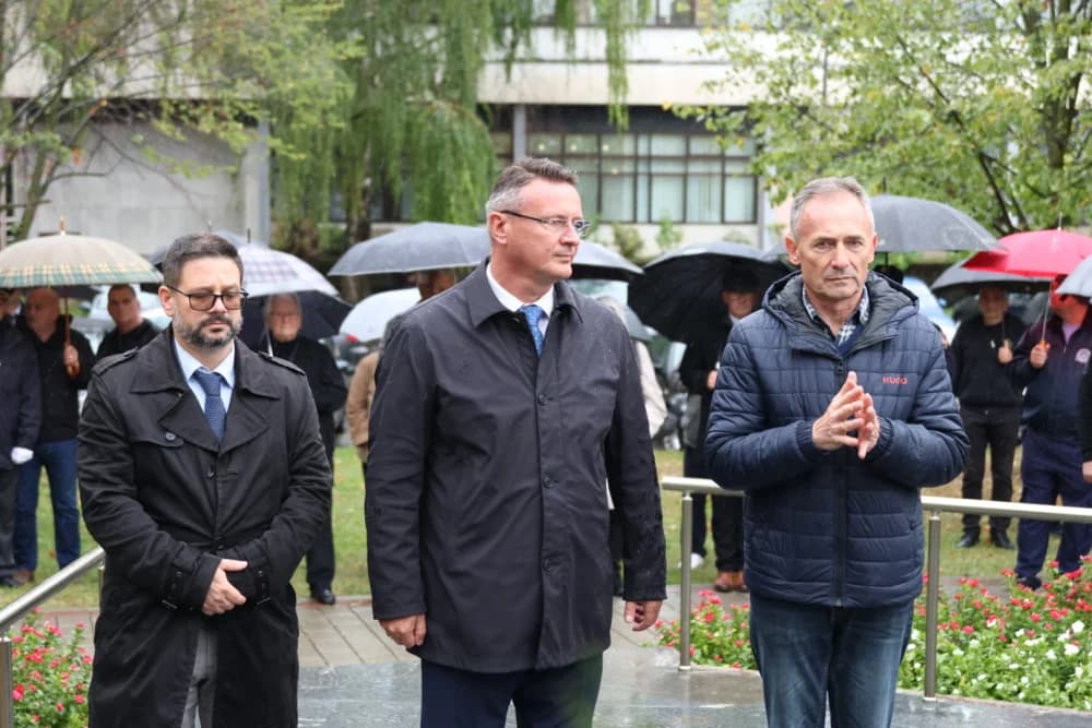 Položeni vijenci i zapaljene svijeće ispred Spomenika poginulim braniteljima na Trgu Stjepana Miletića