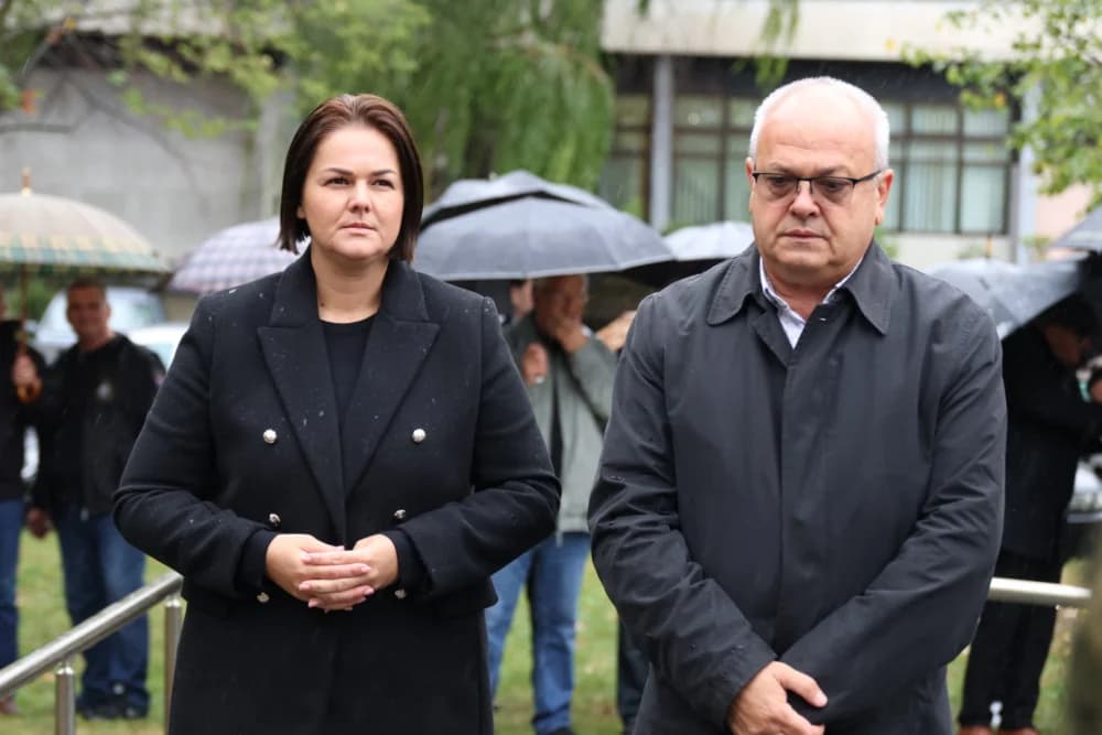 Položeni vijenci i zapaljene svijeće ispred Spomenika poginulim braniteljima na Trgu Stjepana Miletića