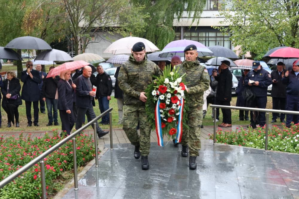 Položeni vijenci i zapaljene svijeće ispred Spomenika poginulim braniteljima na Trgu Stjepana Miletića