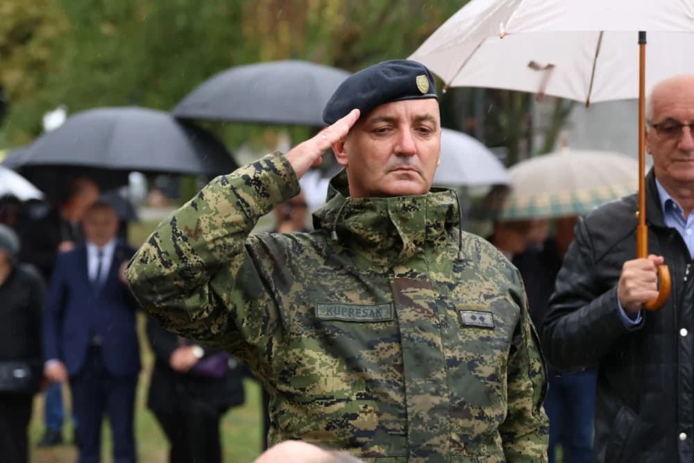 Položeni vijenci i zapaljene svijeće ispred Spomenika poginulim braniteljima na Trgu Stjepana Miletića