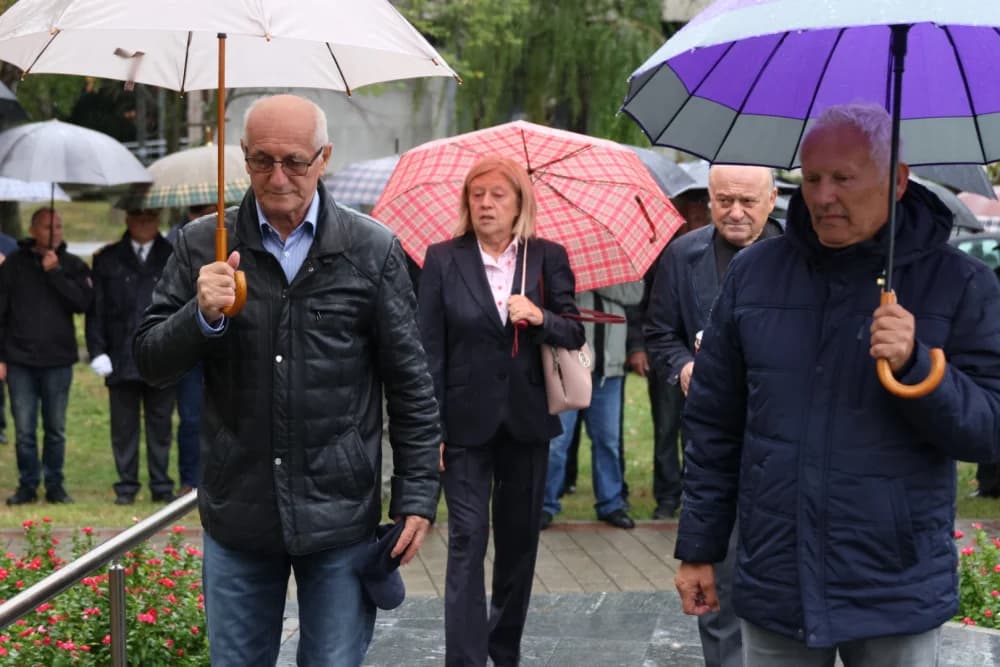 Položeni vijenci i zapaljene svijeće ispred Spomenika poginulim braniteljima na Trgu Stjepana Miletića