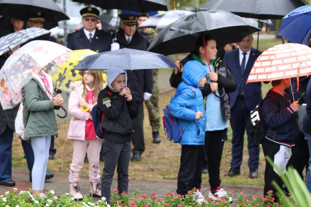 Položeni vijenci i zapaljene svijeće ispred Spomenika poginulim braniteljima na Trgu Stjepana Miletića