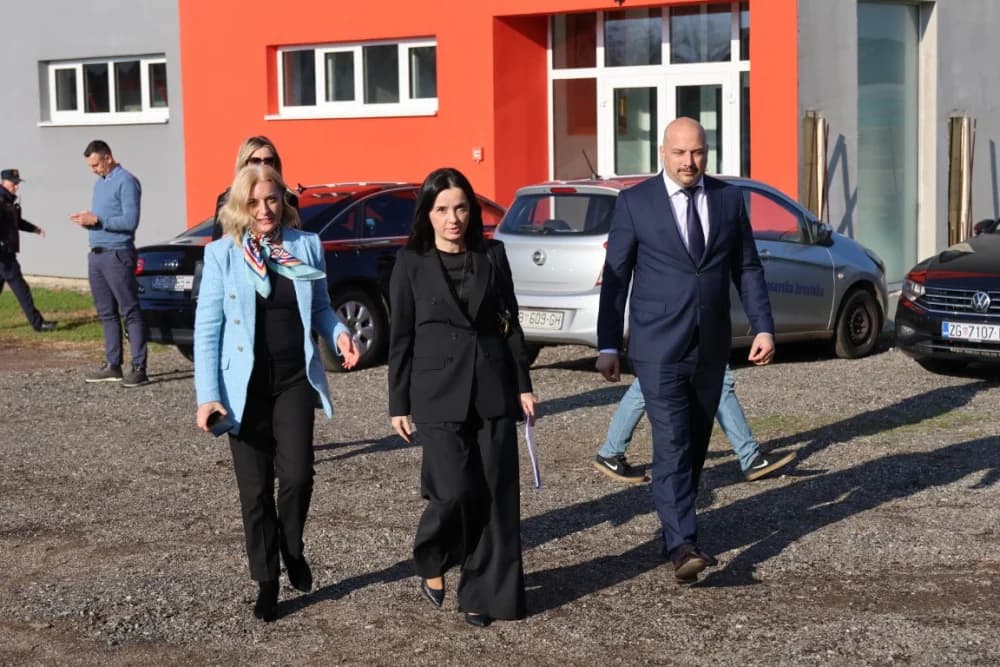 SLAVONSKI ŠAMAC: Premijer Plenković s ministrima i drugim dužnosnicima održao sjednicu Savjeta za Slavoniju, Baranju i Srijem