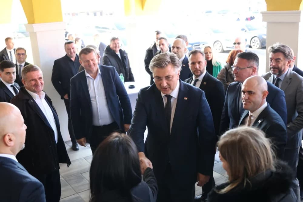 SLAVONSKI ŠAMAC: Premijer Plenković s ministrima i drugim dužnosnicima održao sjednicu Savjeta za Slavoniju, Baranju i Srijem