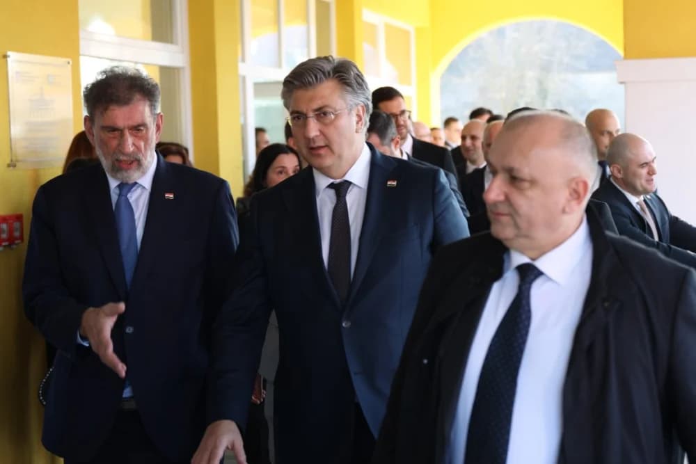 SLAVONSKI ŠAMAC: Premijer Plenković s ministrima i drugim dužnosnicima održao sjednicu Savjeta za Slavoniju, Baranju i Srijem