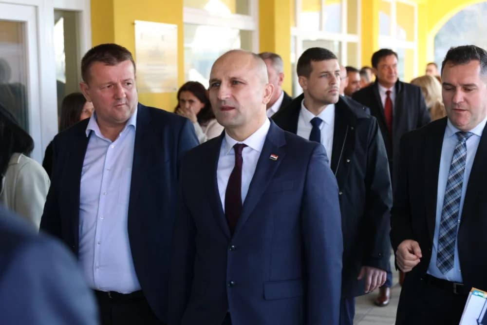SLAVONSKI ŠAMAC: Premijer Plenković s ministrima i drugim dužnosnicima održao sjednicu Savjeta za Slavoniju, Baranju i Srijem
