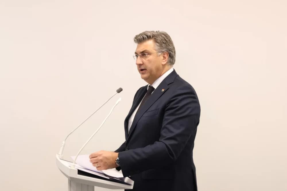 SLAVONSKI ŠAMAC: Premijer Plenković s ministrima i drugim dužnosnicima održao sjednicu Savjeta za Slavoniju, Baranju i Srijem