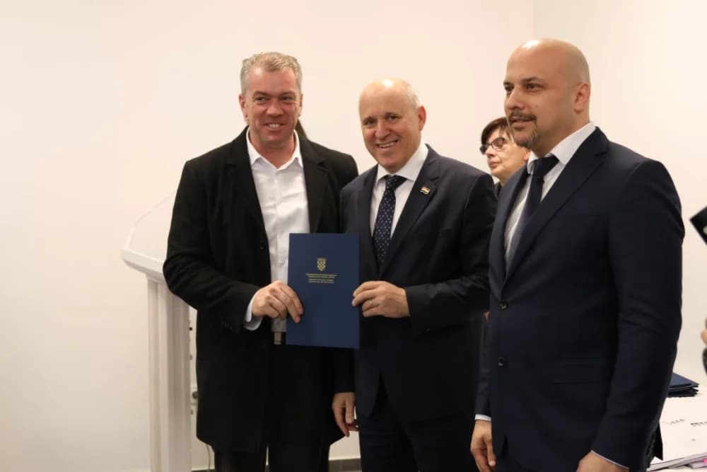 SLAVONSKI ŠAMAC: Premijer Plenković s ministrima i drugim dužnosnicima održao sjednicu Savjeta za Slavoniju, Baranju i Srijem