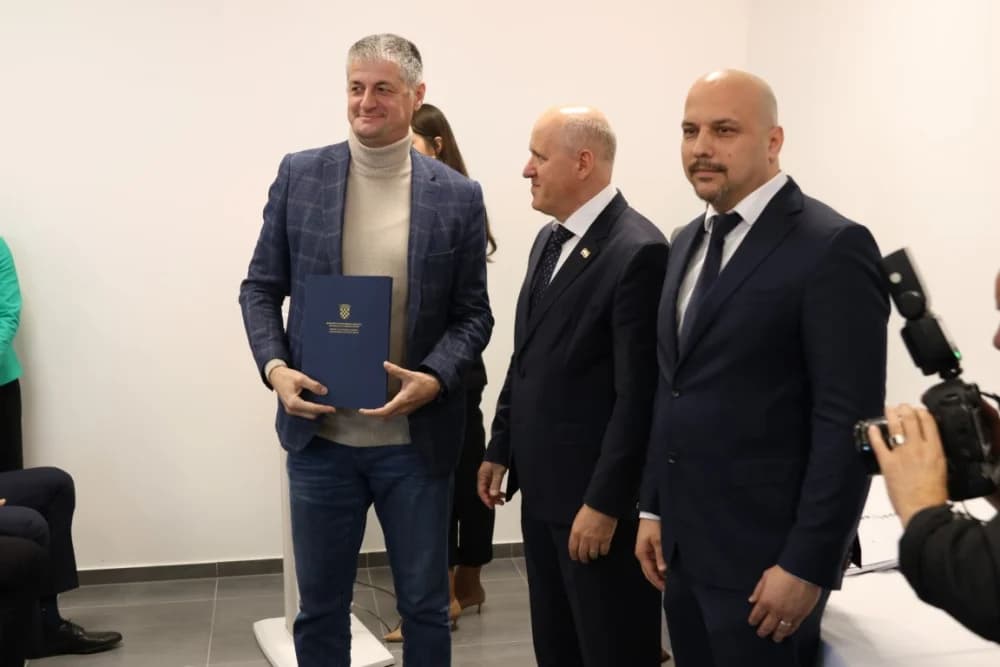 SLAVONSKI ŠAMAC: Premijer Plenković s ministrima i drugim dužnosnicima održao sjednicu Savjeta za Slavoniju, Baranju i Srijem